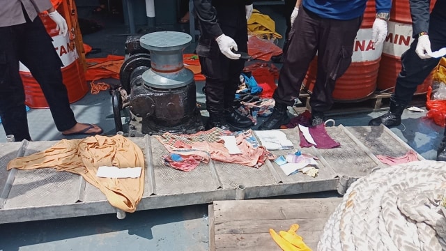 Temuan barang milik korban dan puing pesawat Sriwijaya Air SJ 182. Foto: Dok. Istimewa