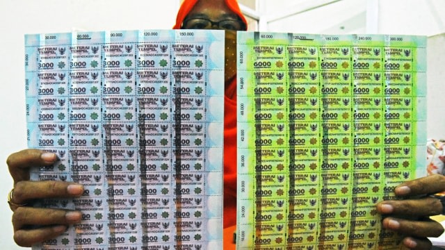 Petugas memperlihatkan lembar materai Rp 3 ribu dan Rp 6 ribu di Kantor Pos Besar Serang, Banten, Selasa (6/10). Foto: Asep Fathulrahman/ANTARA FOTO