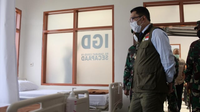 Gubernur Jabar Ridwan Kamil meninjau Rumah Sakit darurat COVID-19 di Sekolah Calon Perwira Angkatan Darat (Secapa AD), Hegarmanah, Bandung, Jawa Barat, Selasa (12/1). Foto: Dok. Pemprov Jawa Barat