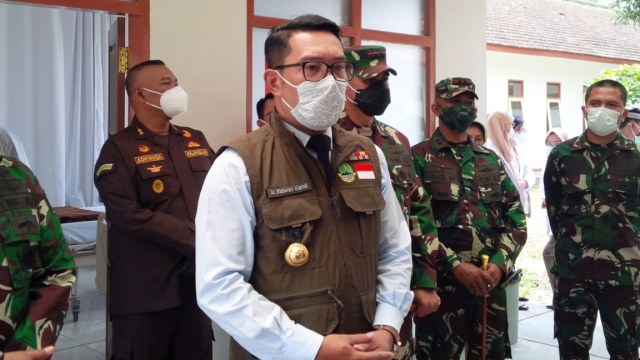 Gubernur Jabar Ridwan Kamil  meninjau Rumah Sakit darurat COVID-19 di Sekolah Calon Perwira Angkatan Darat (Secapa AD), Hegarmanah, Bandung, Jawa Barat, Selasa (12/1).  Foto: Rachmadi Rasyad/kumparan