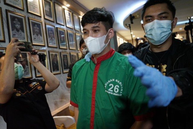 Suami dari penyanyi Nindy, Askara Parasady Harsono saat rilis narkoba di Polres Metro Jakarta Barat, Selasa, (12/1/2021). Foto: Dok. Ronny