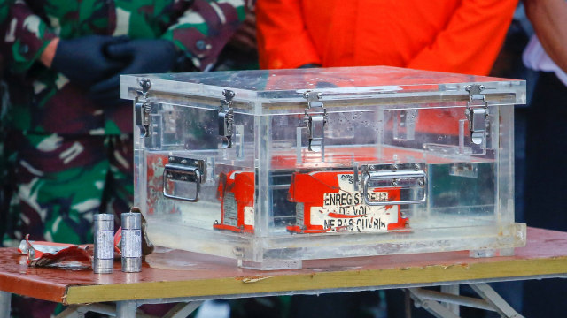 Black box atau Flight Data Recorder (FDR) Sriwijaya Air SJ 182 dihadirkan saat konpers di Dermaga JICT, Jakarta, Selasa (12/1).  Foto: Willy Kurniawan/REUTERS