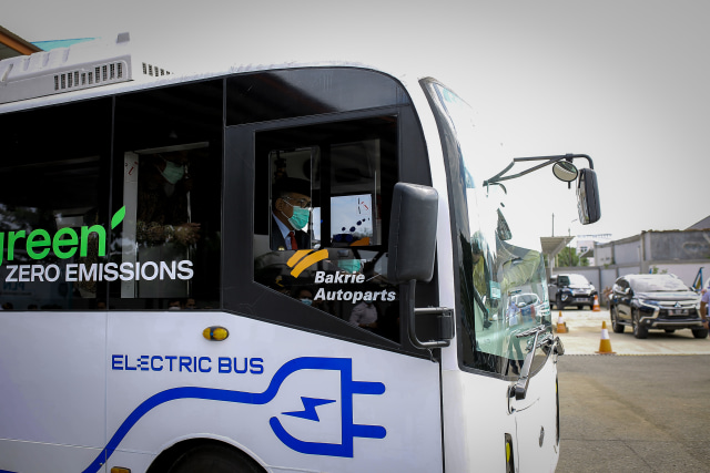 Gubernur Aceh, Nova Iriansyah, menjajal bus listrik yang bakal difungsikan sebagai feeder Trans Koetaradja, di Depo Trans Koetaradja, Banda Aceh, Selasa (12/1). Foto: Abdul Hadi/acehkini