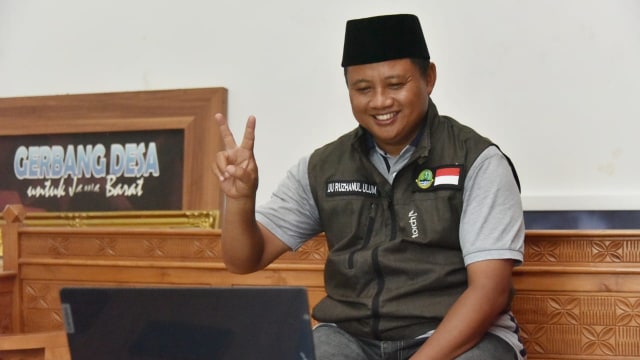 Wakil Gubernur Jabar, Uu Ruzhanul Ulum mengikuti konferensi video terkait rencana vaksinasi, bersama organisasi profesi, tokoh agama, hingga masyarakat, dari Kota Tasikmalaya. Foto: Humas Jabar