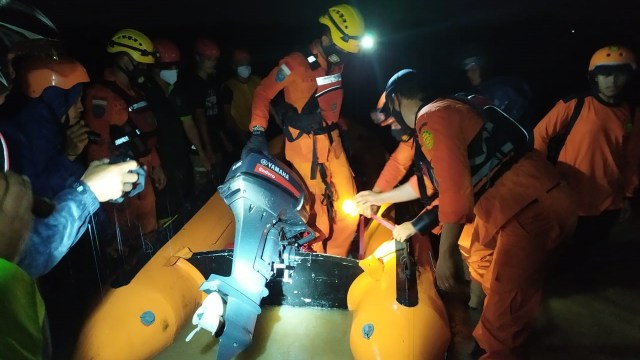 Tim SAR gabungan berhasil menyelamatkan 2 pemancing yang terjebak banjir di tengah Kali Progo di Desa Ngentakrejo, Kecamatan Lendah, Kabupaten Kulon Progo, Selasa (12/1). Foto: Humas Basarnas Yogyakarta
