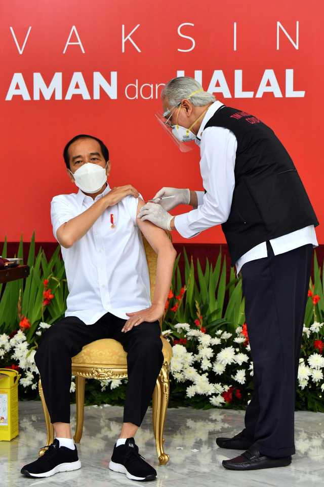 Presiden Joko Widodo disuntik dosis pertama vaksin corona Sinovac oleh vaksinator Wakil Ketua Dokter Kepresidenan Prof Abdul Mutalib (kanan) di beranda Istana Merdeka, Jakarta, Rabu (13/1). Foto: Setpres-Agus Suparto/HO ANTARA