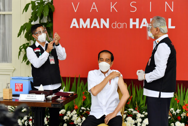 Presiden Joko Widodo bersiap disuntik dosis pertama vaksin corona Sinovac oleh vaksinator Wakil Ketua Dokter Kepresidenan Prof Abdul Mutalib (kanan) di beranda Istana Merdeka, Jakarta, Rabu (13/1). Foto: Setpres-Agus Suparto/HO ANTARA