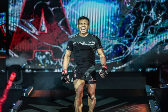 Gaya Eko Roni Saputra saat memasuki arena ONE Championship (ONE Championship)