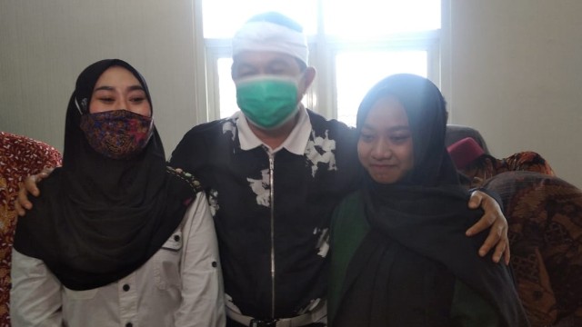 Sumiyatun (kiri) ibu yang dilaporkan ke polisi oleh anak kandungnya Agesti (kanan) dimediasi oleh Dedi Mulyadi (tengah) di Kejari Demak. Foto: Dok. Istimewa