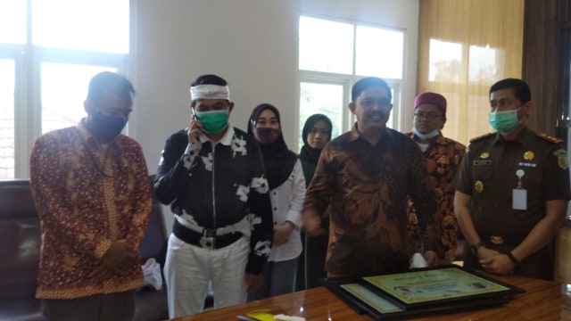 Sumiyatun, ibu yang dilaporkan ke polisi oleh anak kandungnya Agesti dimediasi oleh Dedi Mulyadi di Kejari Demak. Foto: Dok. Istimewa