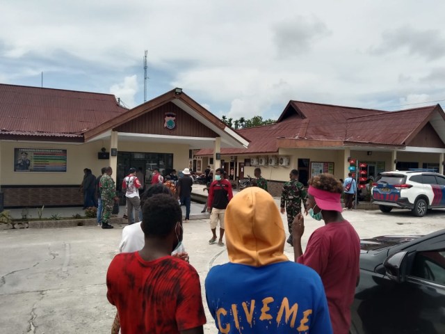 Tampak massa berada di halaman Polres Sorong Selatan