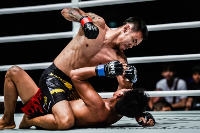 Aksi Rudy Agustian saat menghadapi atlet Kamboja Khon Sichan (ONE Championship)
