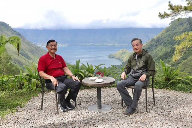 Menko Marves Luhut Binsar Panjaitan saat berbincang denan Menlu China Wang Yi di Danau Toba, Sumatera Utara, Rabu (13/1/2020).
 Foto: Instagram/@luhut.pandjaitan