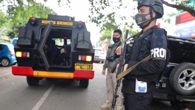 Aparat kepolisian mengawal proses distribusi vaksin corona di Banda Aceh. Foto: Suparta/acehkini 