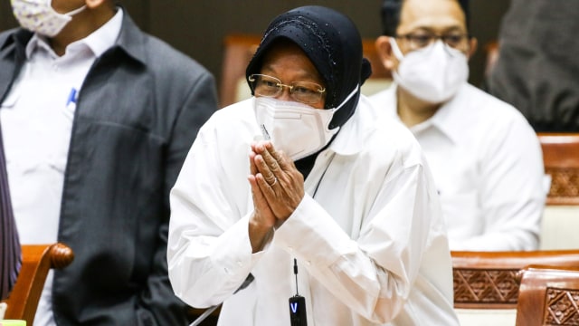 Menteri Sosial Tri Rismaharini bersiap mengikuti rapat kerja bersama Komisi VIII DPR di Kompleks Parlemen, Senayan, Jakarta, Rabu (13/1). Foto: Rivan Awal Lingga/ANTARA FOTO