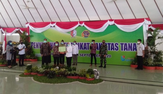 Ilustrasi: Bupati Bojonegoro, Dr Hj Anna Muawanah saat serahkan sertifikat program PTSL kepada penerima.