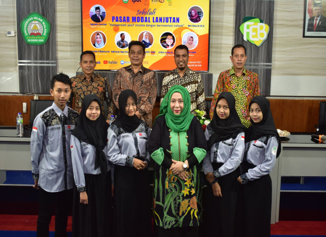 Dekan FEB Unisma, Nur Diana bersama panitia Sekolah Pasar Modal (SPM) Tingkat Lanjut. Foto Dok.