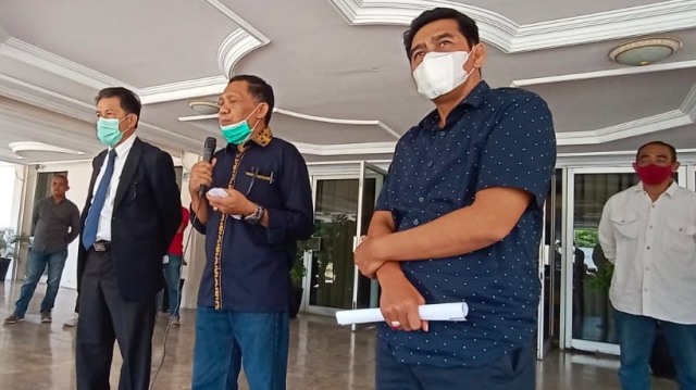 3 anggota DPRD Sulteng menyikapi aksi tuntutan massa aksi yang mengatasnamakan diri dari Forum Juang Palasa Melawan (FJPM) terkait aktivitas pertambangan PT Tunggal Maju Jaya (TMJ) yang beroperasi di Palasa Tangki, Kecamatan Palasa, Kabupaten Parigi Moutong (Parimo), Sulawesi Tengah. Foto: Rian/PaluPoso