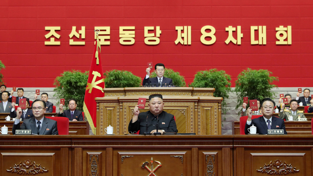 Pemimpin tertinggi Korea Utara Kim Jong-un resmi menutup kongres Partai Pekerja pada Rabu (13/1). Foto: KCNA via Reuters