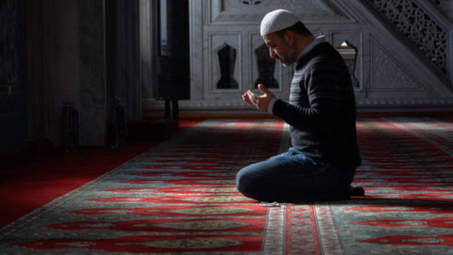 Ilustrasi Membaca Sholawat. Foto: Freepik