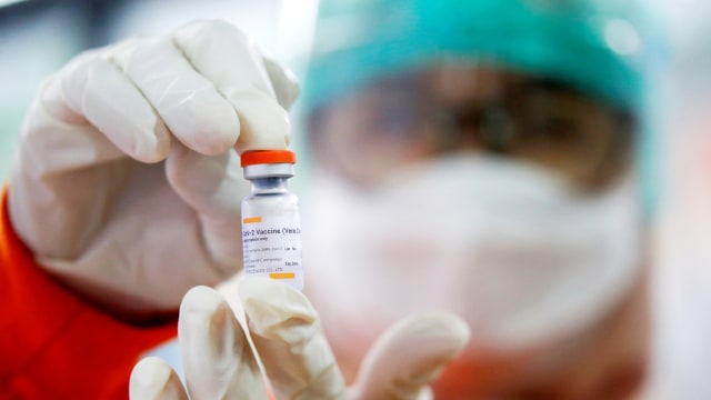 Seorang petugas kesehatan menunjukkan vaksin Sinovac yang akan disuntikkan kepada tenaga kesehatan di fasilitas kesehatan, di Jakarta, Kamis (14/1). Foto: Willy Kurniawan/REUTERS