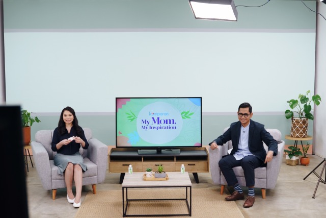 Host kumparan Melisa Lolindu dan Gesit Prayogi dalam acara My Mom My Inspiration 2020. Foto: Fotto by Sweet Escape