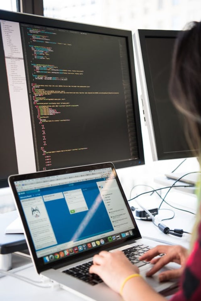 Ilustrasi seorang web developer. Foto: Pexels