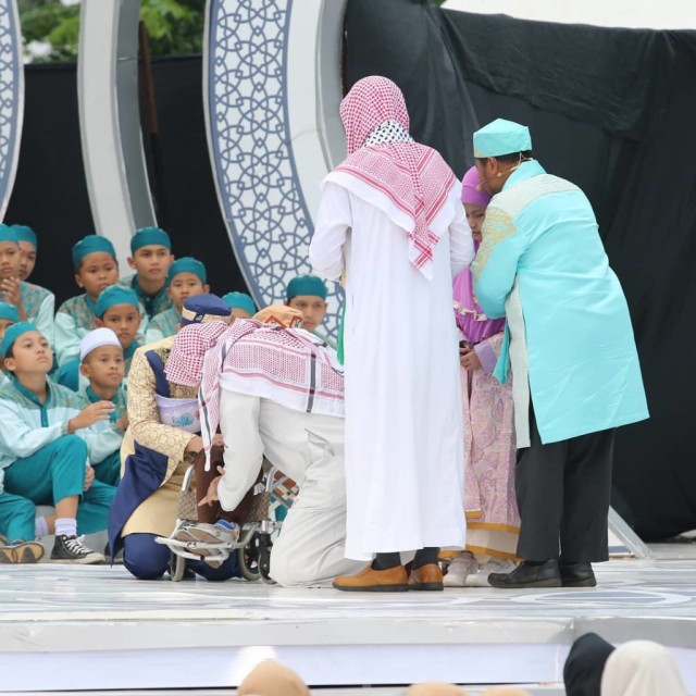 Syekh Ali Jaber mencium kaki Naja. (Foto: tangkapan layar YouTube deHakims)