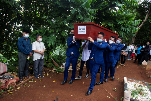 Sejumlah pramugara Sriwijaya Air memanggul peti jenazah Okky Bisma yang menjadi korban kecelakaan Sriwijaya Air SJ 182. Foto: Sigid Kurniawan/Antara Foto