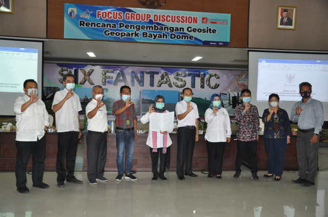 Foto bersama antara Pemda Kabupaten Lebak dengan stakeholders pengelola lahan di Geosite Kabupaten Lebak. Dok: Bapelitbangda Kabupaten Lebak.