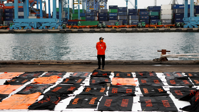 Sejumlah tas berisi bagian tubuh korban kecelakaan pesawat Sriwijaya Air SJ 182, di pelabuhan Tanjung Priok di Jakarta, Kamis (14/1). Foto: Willy Kurniawan/REUTERS