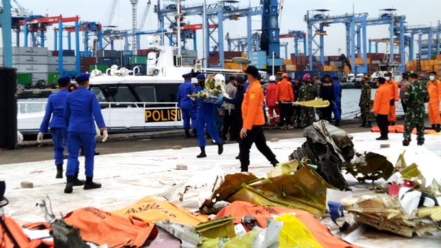 Bagian besar pesawat Sriwijaya Air SJ 182 diturunkan dari kapal Polairud di JICT, Tanjung Priok, Jakarta Utara, Kamis (14/1). Foto: Fachrul Irwinsyah/kumparan