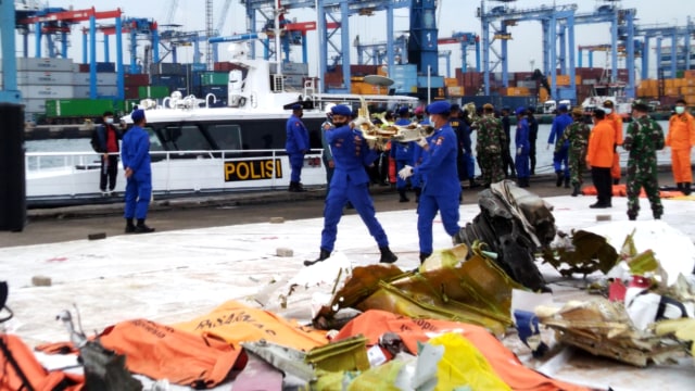 Bagian besar pesawat Sriwijaya Air SJ 182 diturunkan dari kapal Polairud di JICT, Tanjung Priok, Jakarta Utara, Kamis (14/1). Foto: Fachrul Irwinsyah/kumparan