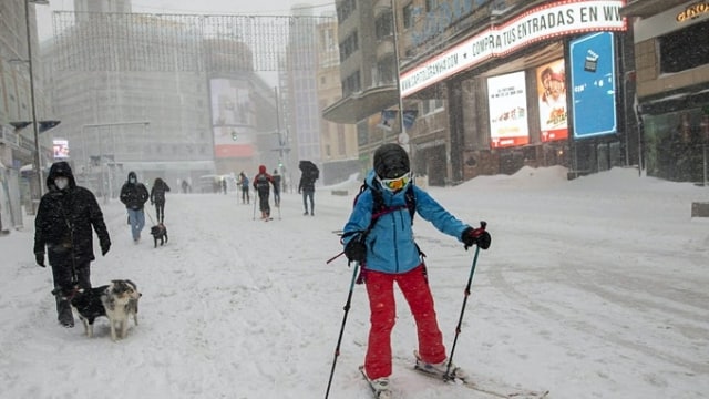 Tumpukan salju di Madrid, Spanyol, pada Januari 2021. Foto dari Pablo Blazquez Dominguez / Getty Images dalam https://www.lonelyplanet.com/articles/madrid-unprecedented-snowfall