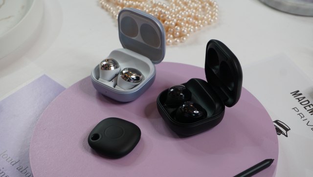 Samsung Galaxy Buds Pro dan SmartTag. Foto: Bianda Ludwianto/kumparan