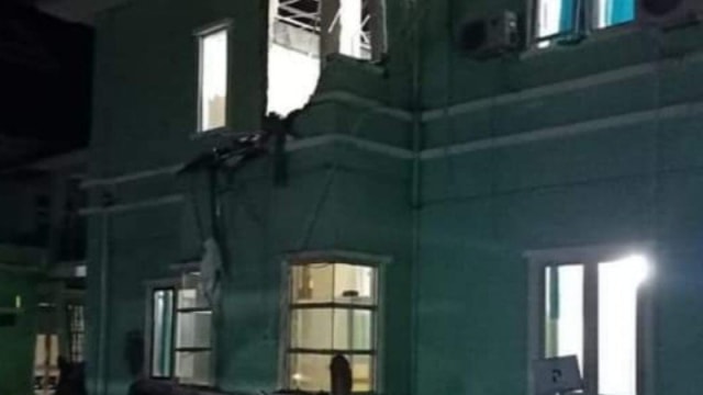 Bangunan bertingkat di Mamuju roboh akibat gempa. Foto: ANTARANEWS
