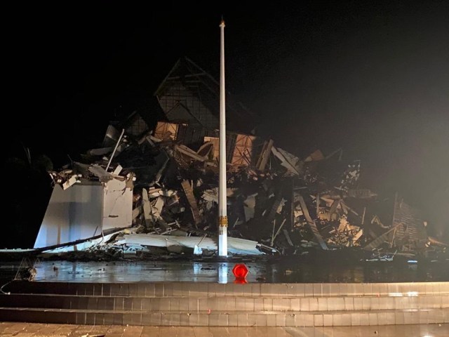 Kantor Gubernur Sulbar roboh akibat gempa Foto: Dok. Istimewa