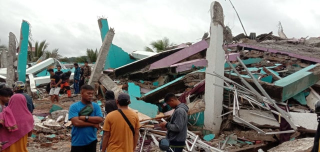 S Mitra Manakarra Mamuju rubuh akibat gempa.  Foto: Dok: Awal Dion/Sulbar Kini