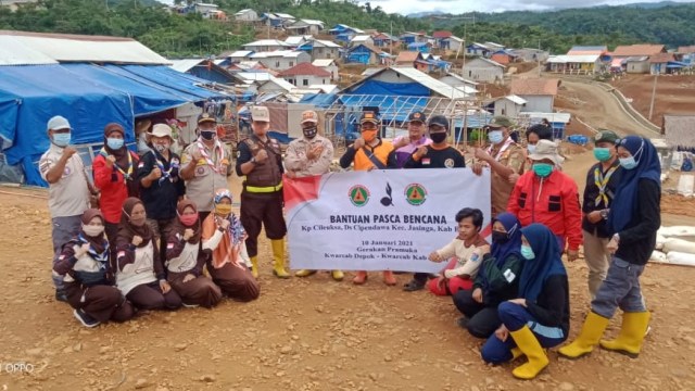 Pramuka Peduli Kwarcab Bogor berikan bantuan ke lokasi pasca bencana. (Kominfo Kwarcab Bogor)