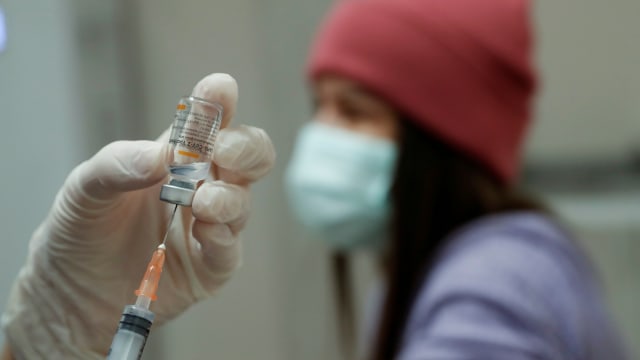Petugas bersiap menyuntikan vaksin CoronaVac COVID-19 Sinovac di Rumah Sakit Pelatihan dan Penelitian Sancaktepe Sehit Dr. Ilhan Varank, di Istanbul, Turki, Kamis (14/1). Foto: Murad Sezer/REUTERS