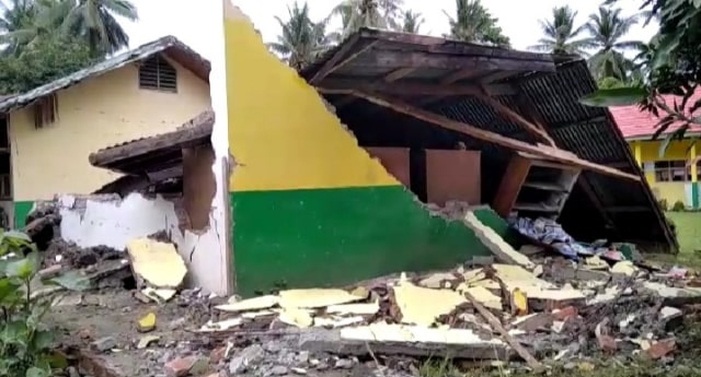 Sejumlah banguan sekolah rusak akibat diguncang gempa berkekuatan 6,2 magnitudo.  Foto: Awal Dion/SulbarKini