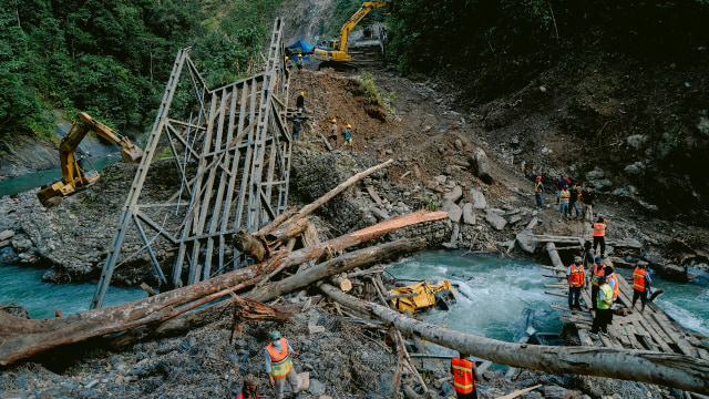 Jembatan putus di Kali Edan, Kabupaten Yalimo, Papua. (BumiPapua.com/Stefanus Tarsi) 