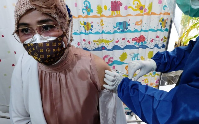 Nakes di Surabaya Sambut Bahagia Vaksinasi COVID-19 