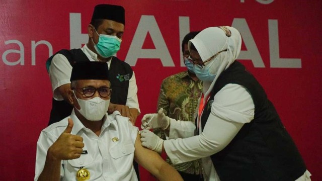 Suasana penyuntikan vaksin corona Sinovac di Rumah Sakit Umum Daerah (RSUD) Zainoel Abidin, Banda Aceh, Jumat (15/1). Foto: Zuhri Noviandi/kumparan
