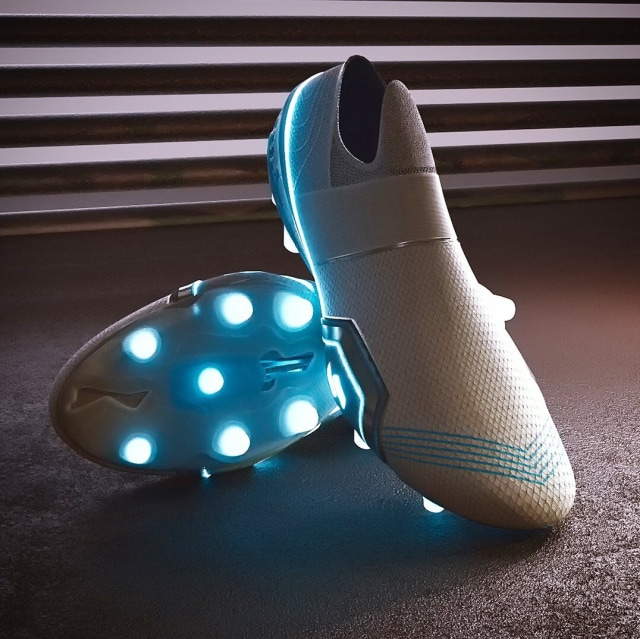 Canggih! Seniman CGI Ini Ciptakan Desain Sepatu Bola Futuristik ala Tesla dok Instagram @mossawi_