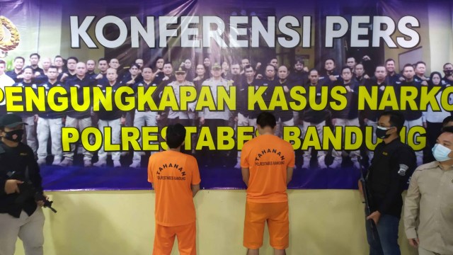 Polisi merilis Ahmad Zaki dan Supriyatno pelaku penyalahgunaan narkotika jenis sabu. Zaki diketahui merupakan vokalis dari Band Kapten. Foto: Rachmadi Rasyad/kumparan