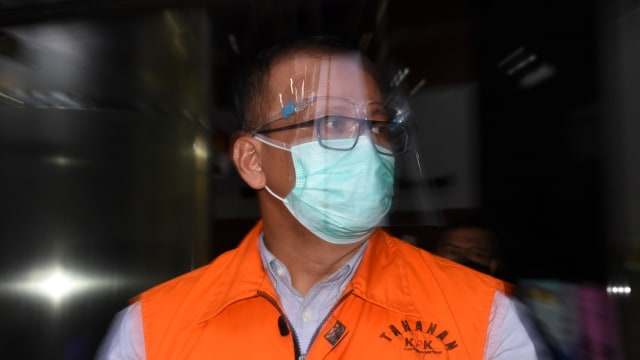 Mantan Menteri Kelautan dan Perikanan Edhy Prabowo berjalan menuju mobil tahanan usai menjalani pemeriksaan di Gedung KPK, Jakarta, Kamis (14/1). Foto: Indrianto Eko Suwarso/ANTARA FOTO