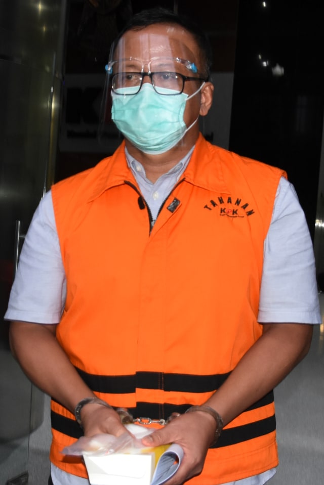 Mantan Menteri Kelautan dan Perikanan Edhy Prabowo berjalan menuju mobil tahanan usai menjalani pemeriksaan di Gedung KPK, Jakarta, Kamis (14/1). Foto: Indrianto Eko Suwarso/ANTARA FOTO