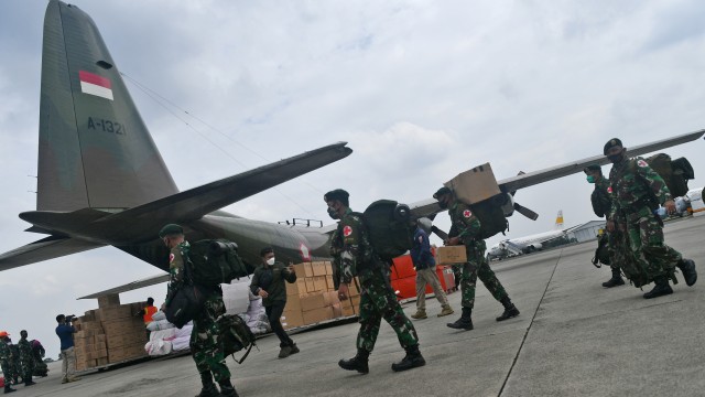 Prajurit TNI bersiap memasuki Pesawat Hercules A 1321 TNI AU yang membawa bantuan logistik untuk korban gempa bumi Majene di Lanud Halim Perdanakusuma, Jakarta, Jumat (15/1). Foto: Sigid Kurniawan/ANTARA FOTO