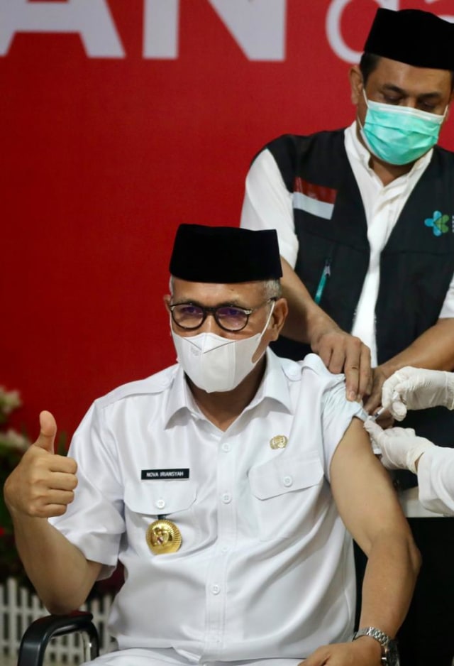 Gubernur Aceh Nova Iriansyah disuntik dosis pertama vaksin corona Sinovac pada pelaksanaan program vaksinasi COVID-19 di Aceh yang berlangsung di RSUDZA Banda Aceh, Jumat (15/1). Foto: Suparta/acehkini